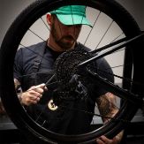 Premium Service für Premium Bikes.
Ob Wartung, Upgrade oder Reparatur – wir bringen dein Bike in Bestform für die neue Fahrradsaison.
📅 Buche jetzt deinen Service‑Termin bei uns!