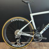 🫶🏼 S-Works Tarmac SL8 🫶🏼
Red Bull Bora Hansgrohe Team Edition 
Ein Unikat auf zwei Rädern – für Kunden, die genauso besonders sind

#SWorksTarmacSL8 #RedBullBike #BoraHansgrohe #CustomBuild #Einzelstück #HighEndBike 
#CustomBike #Spezialanfertigung #happyclient #Wunschbike #BikeCustomMade #RedBullRacing #ProCycling #TeamBike #BoraTeamEdition #BikeBuild #FramePorn #HighEndBike #BikeDetails #Roadbike #RennradLiebe #CyclingPassion #Veloliebe #BikeLovers #Radsport #RadsportWaldispühl #BikeLife #CyclingStyle #DesignYourRide